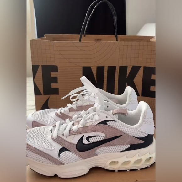 NWT Nike Zoom Air Fire trainers in white and diffused taupe - Picture 2 of 5